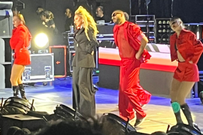 Hadise, Bursa'da izleyenleri büyüledi