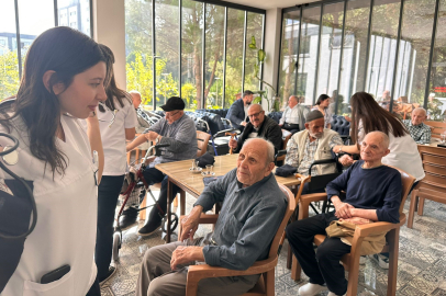 Lise öğrencilerinden huzurevi sakinlerine sağlık taraması