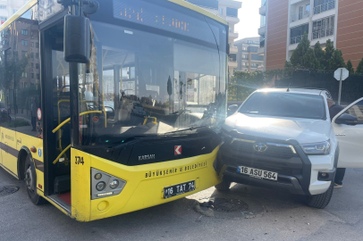 Belediye otobüsü kazaya karıştı