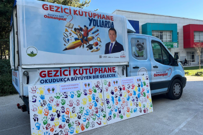 Minik elleriyle Gezici Kütüphane'ye izlerini bıraktılar
