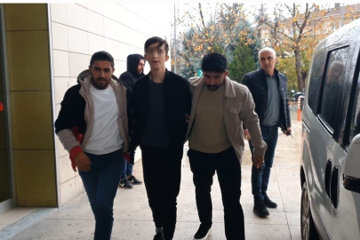 Dedesini bıçakla ağır yaralayan torun adliyede