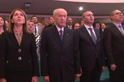 MHP Lideri Bahçeli'den 24 Kasım'a özel  depremzede öğretmenlere plaket!