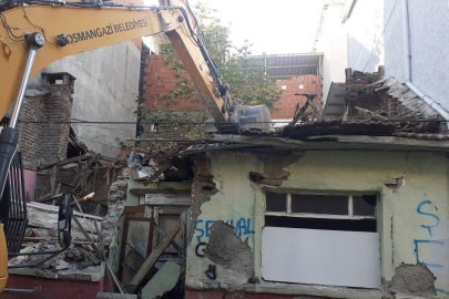 Tehlike saçan metruk bina yıkıldı