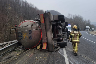 Tır şoförü feci kazada can verdi