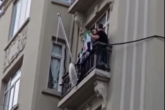 İstanbul'da, konsolosluktan 'Esad' bayrağı indirildi