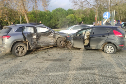 Kavşakta otomobiller çarpıştı