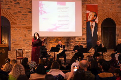 En özel şiirlerini koroyla okudu