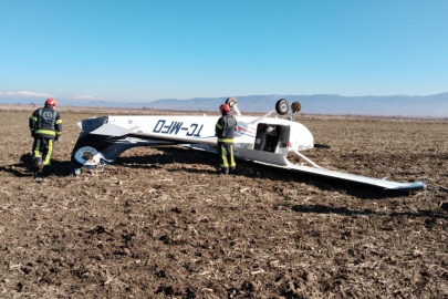 Denizli’de korkutan kaza! Eğitim uçağı tarlaya ters olarak çakıldı…