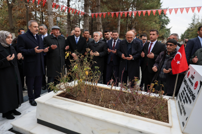 Bakan Fidan, Şehit Halisdemir'in kabrini ziyaret etti