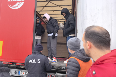 Kaçak göçmenler tır dorsesinde yakalandı