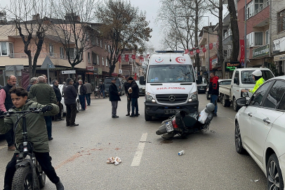 Motosiklet sürücüsü kaygan yolda böyle düştü