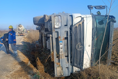 Beton mikseri devrildi sürücü yaralandı