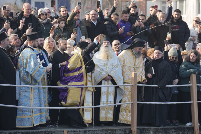 Mudanya'da denizden haç çıkarma töreni yapıldı