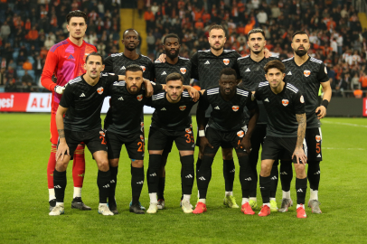 Adanaspor siyah forma ile sahada...