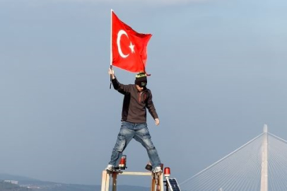 150 metre yükseğe tırmanıp Türk bayrağı açtı