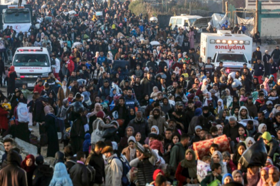 Binlerce Filistinli evlerine dönmek için bekliyor