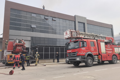 Tekstil fabrikasında yangın: 1 itfaiye eri yaralı