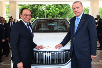 Erdoğan, Malezya Başbakanı İbrahim’ TOGG teslim etti
