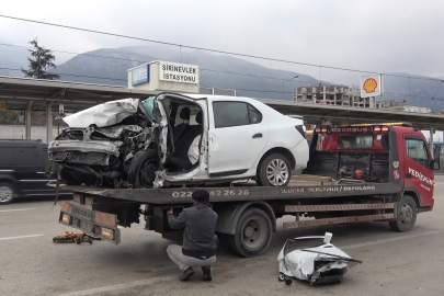 Metro istasyonu duvarına çarptı, sürücü hayatını kaybetti