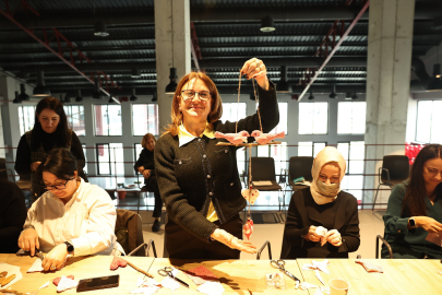 Sevgililer gününe özel kapı süsü atölyesi ile renkli tasarımlar