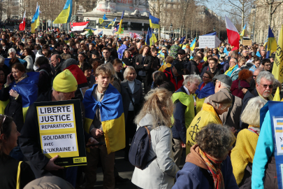 Fransa'da Ukrayna-Rusya savaşının yıldönümü öncesi binlerce kişi sokağa indi