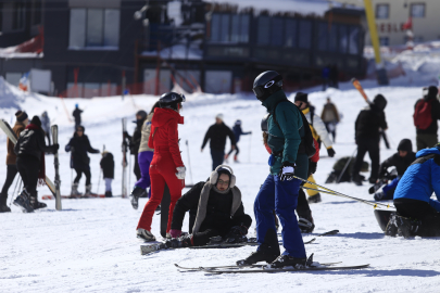 Uludağ'da acemi kayakçıların düşüşü kamerada!