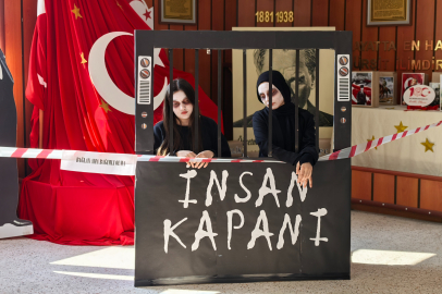 Teknoloji bağımlılığına canlı mankenlerle dikkat çektiler