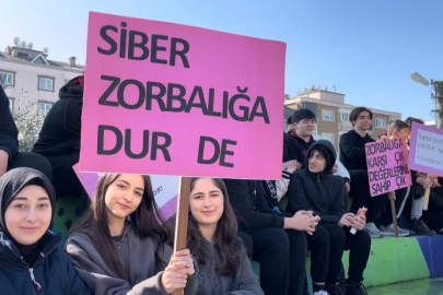 Yüzlerce öğrenci akran zorbalığıyla mücadele için yürüdü: "Zorbalık, suskunlukla büyür"