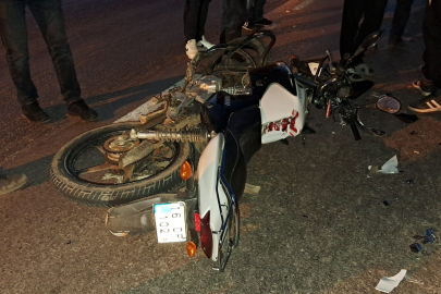 Motosiklet dönüş yapan otomobile çarptı: 3 yaralı