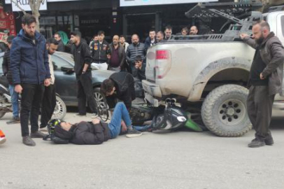 Devrilen motosiklet aracın altına girdi