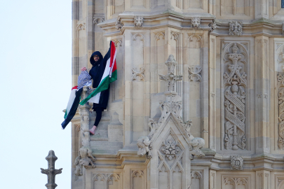 Big Ben'e tırmanarak Filistin bayrağı açtı