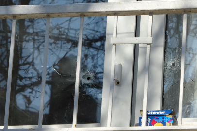 Annesini rehin alıp polisle çatıştı, balkondan sokağı kana buladı!