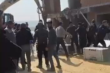 Bursa'daki yıkımda ortalık karıştı