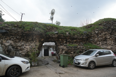 Tarihi surlar üzerine çanak anten diktiler!