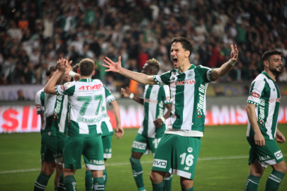 9 kişi Konyaspor, Beşiktaş'ı devirdi!