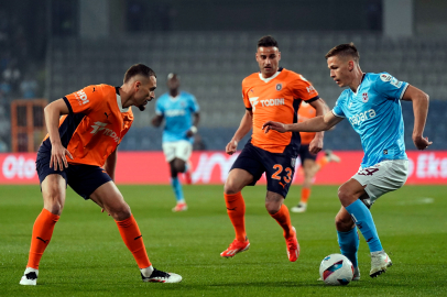 Bordo-mavililer yeni hocasıyla çıktığı ilk maçında Başakşehir'i 3-0 mağlup etti