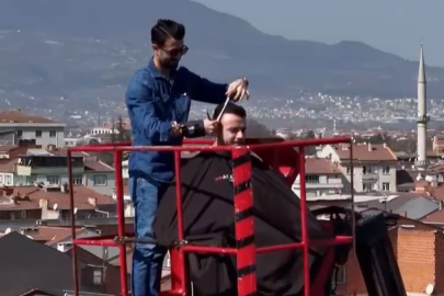 Berbere çevirdiği vinçte müşterileri tıraş etti