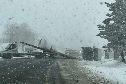Domaniç-İnegöl kara yolunda ticari araç devrildi