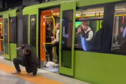 Metroda yaşlı adama hakaret eden genç yaka paça dışarı atıldı