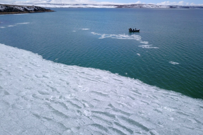 Buzları çözülen Nazik Gölü’nden kartpostallık görüntüler