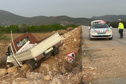 İznik'te kamyonet şarampole uçtu: 1 Yaralı
