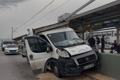 Kontrolden çıkan kamyonet metro bariyerlerine çarptı