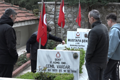 Bayramın ilk ziyaretleri şehitlere oldu