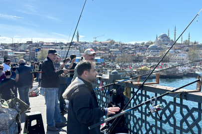 Olta balıkçıları bayramda Galata Köprüsü'ne akın etti