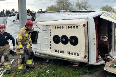 Bursa’da servis aracı bariyerlere çarptı