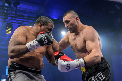 Viktor Faust, ABD'li boksörü devirdi