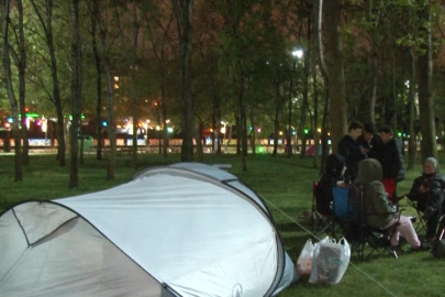 İstanbul’da deprem sonrası 2. gecede de vatandaşlar çadırda kalmaya devam ediyor