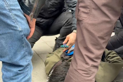 Çantasından makas çıkan göstericinin cevabı polisi bile şaşırttı: Burun kıllarımı alıyorum