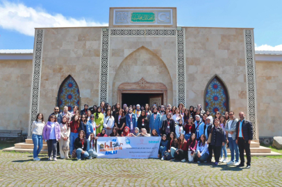 Bursalı öğrenciler Ahlat’ta tarihi yolculuğa çıktı