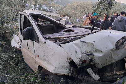 Kamyonet hurdaya döndü: Sürücü yaralandı